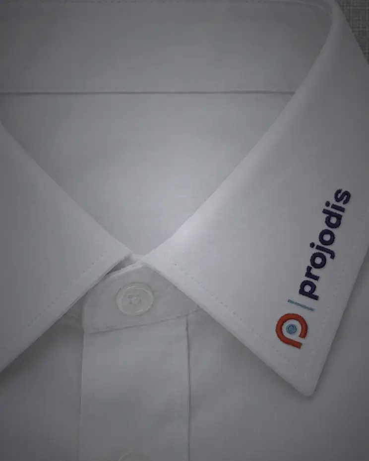Weißes Businesshemd mit gesticktem Projodis-Logo am Kragen