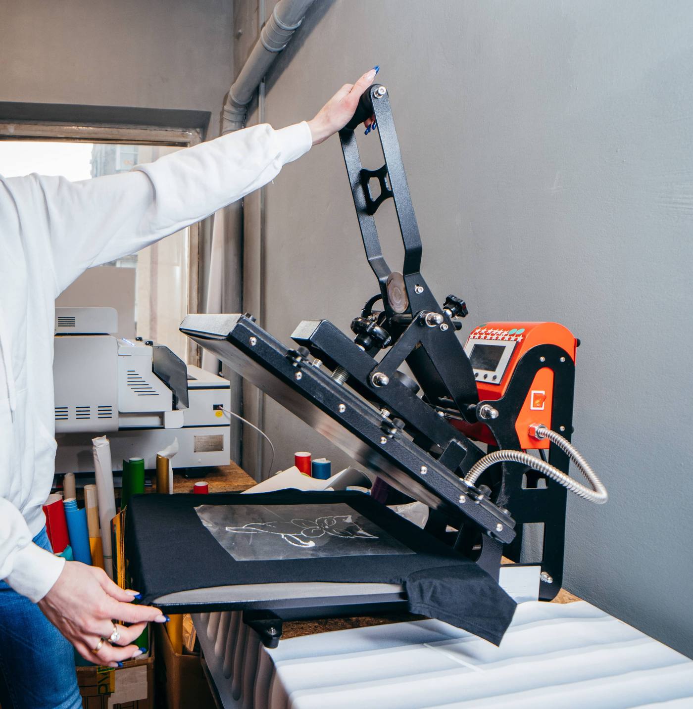 Industrie-Heißpresse: Transferfolie wird auf das Textil übertragen