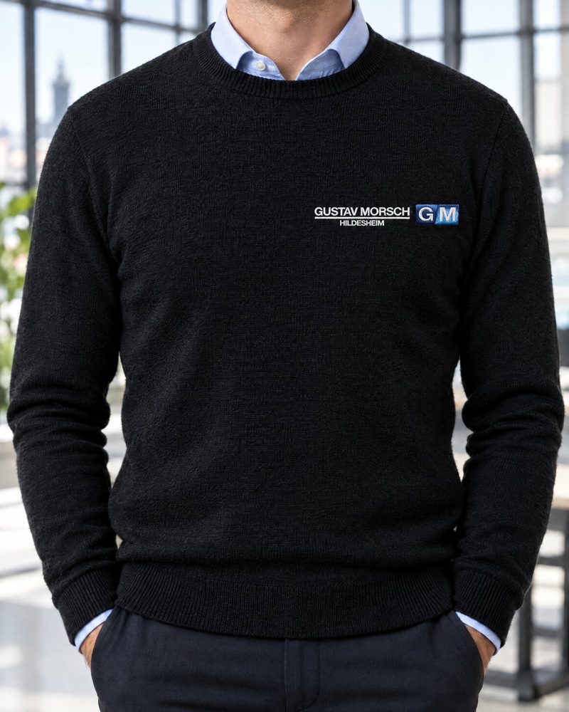 Schwarzer Strickpullover mit gesticktem Gustav-Morsch-Hildesheim-Logo samt GM-Signet