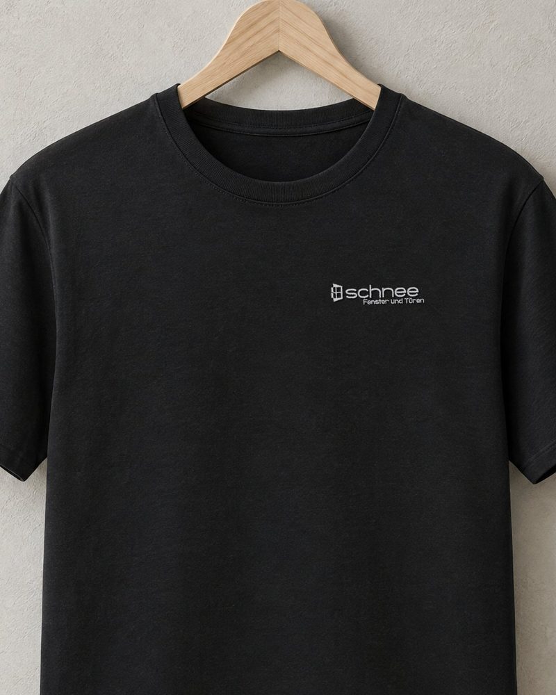 Schwarzes T-Shirt mit weiß gesticktem Logo Schnee Fenster und Türen auf der linken Brust