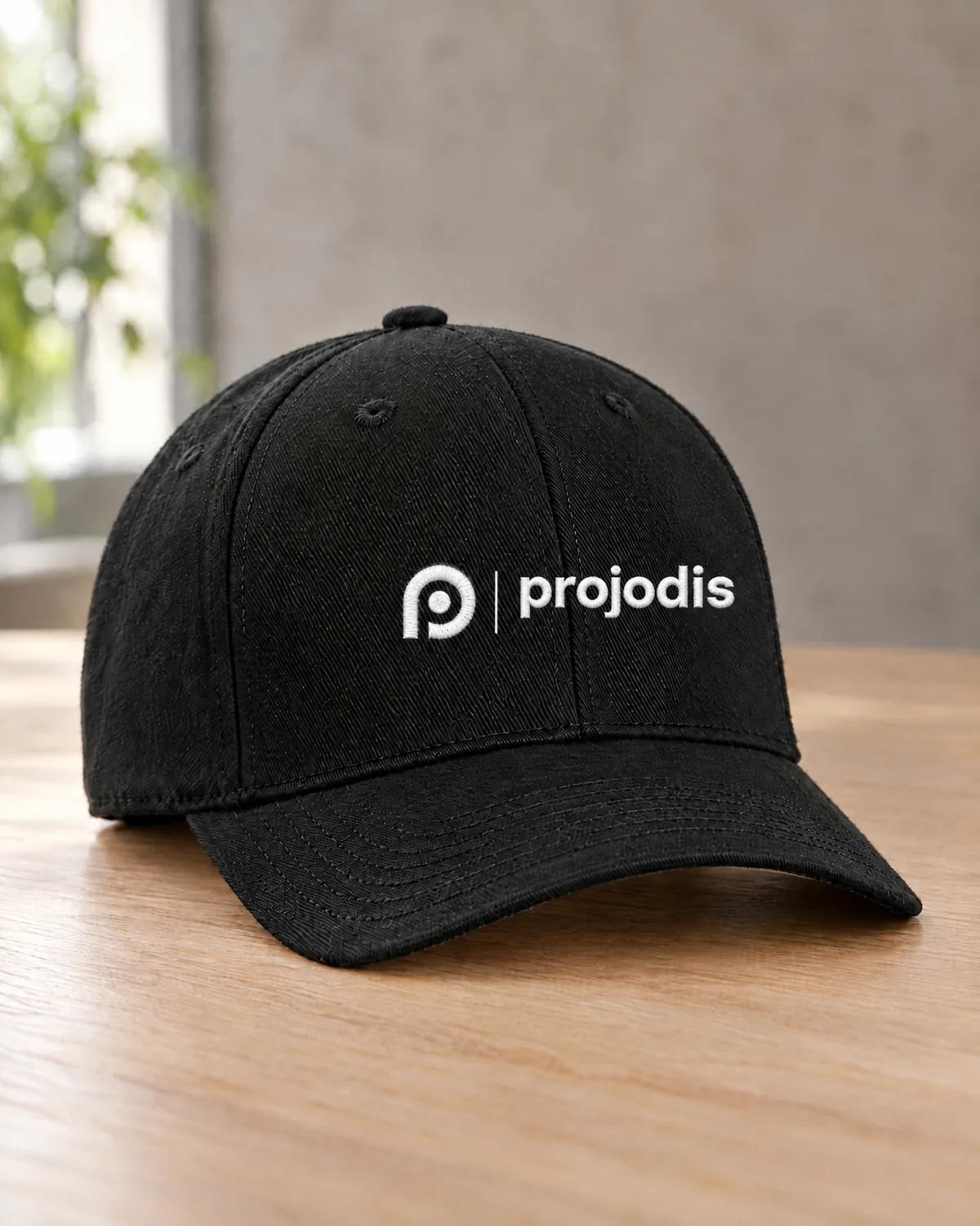 Schwarzes Baseball-Cap mit gesticktem Projodis-Logo in Weiß auf der Frontpartie