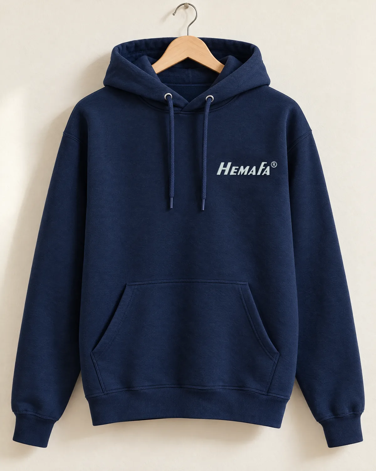 Navyblauer Hoodie mit weiß gesticktem HEMAFA-Logo auf der linken Brust