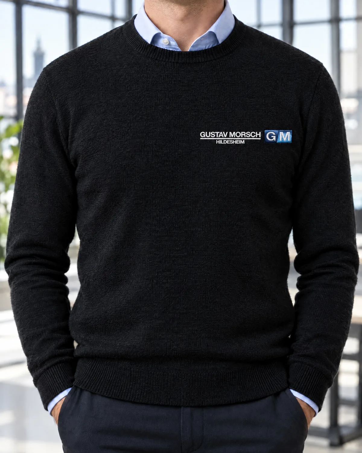 Schwarzer Strickpullover mit gesticktem Gustav-Morsch-Hildesheim-Logo samt GM-Signet