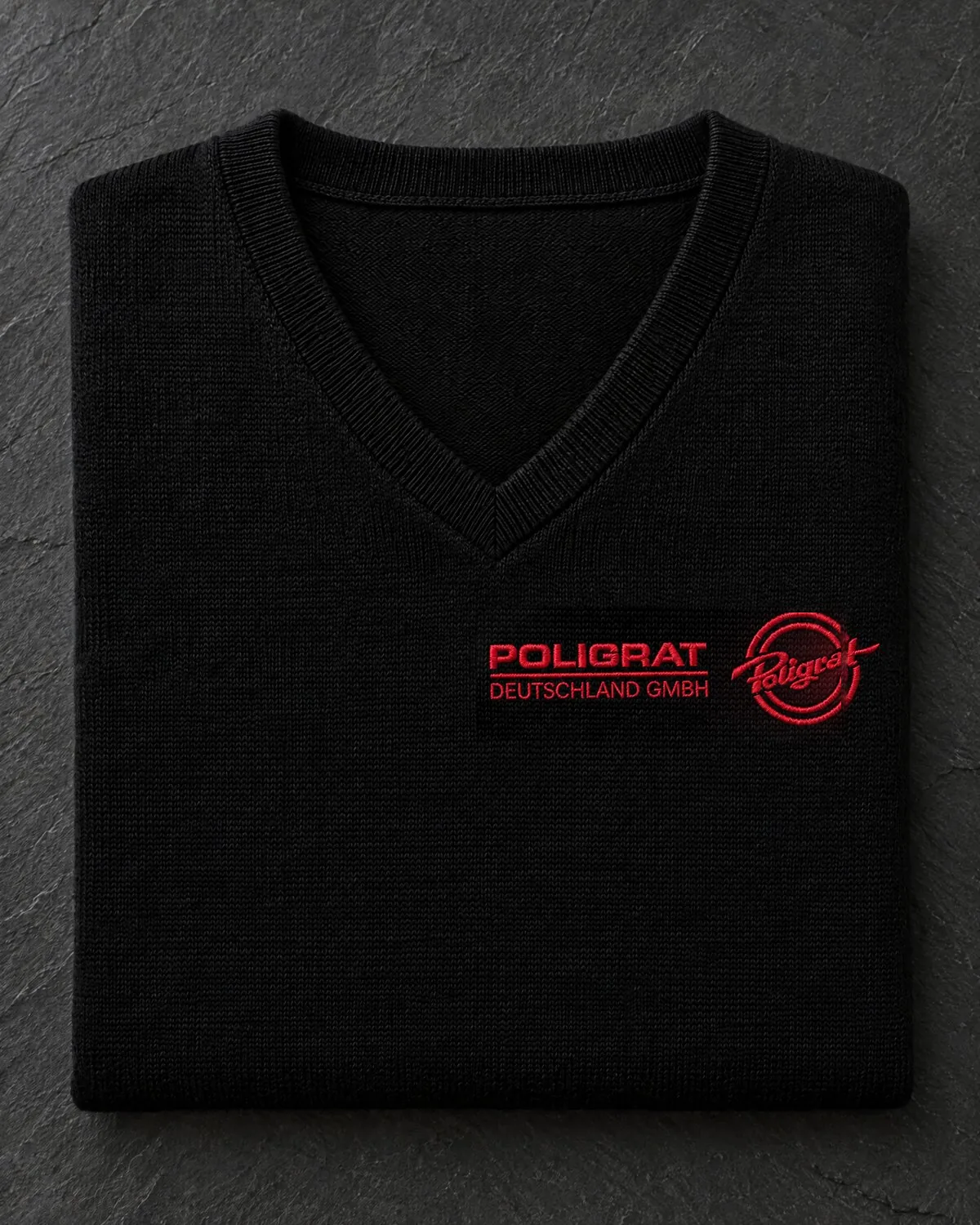Schwarzer Strickpullover mit rot gesticktem Poligrat-Logo