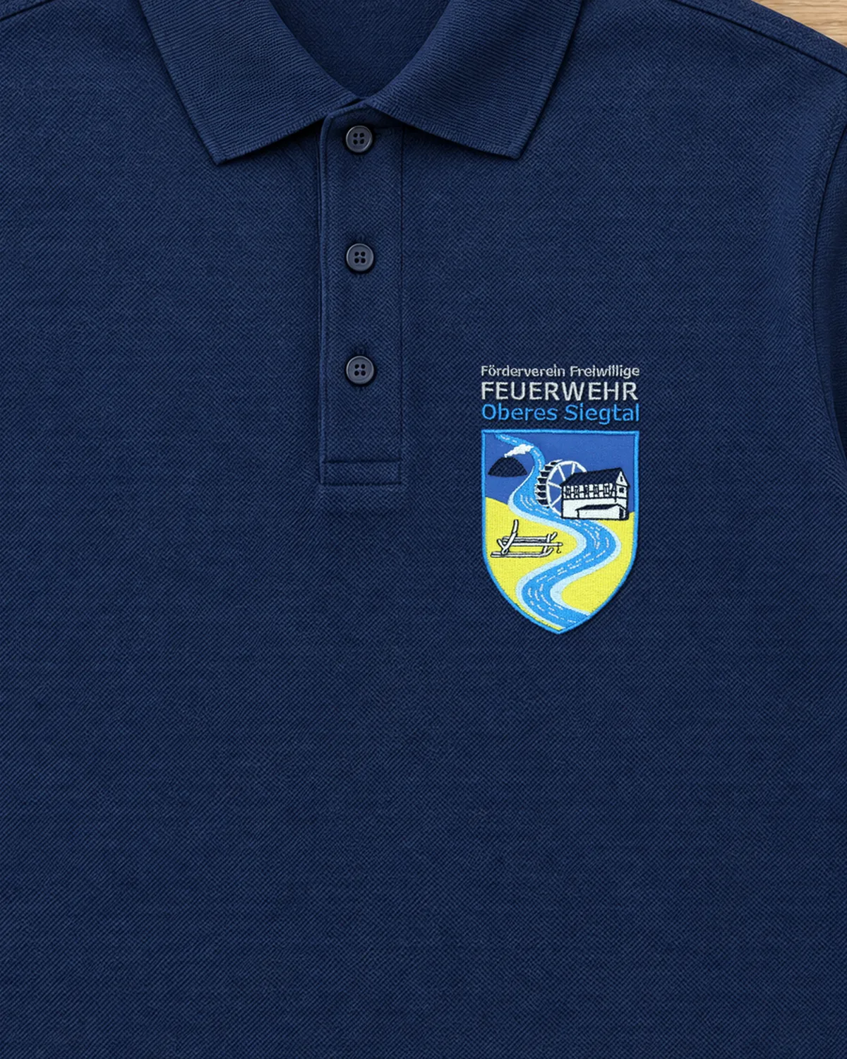 Navy Poloshirt mit mehrfarbig gesticktem Wappen des Fördervereins Freiwillige Feuerwehr Oberes Siegtal